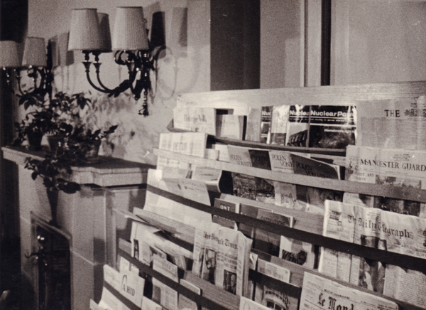 Die Magazinauslage im Lesesaal der Brücke in den 1950er Jahren. Bild: Stadtmuseum Oldenburg.