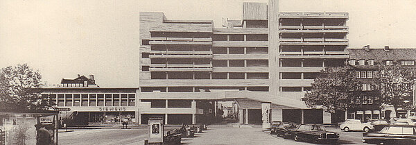 Blick in die Kaiserstraße und auf den Versicherungsneubau vom Bahnhofsplatz aus. August 1973. Bild: Stadtmuseum Oldenburg / Günter Nordhausen.