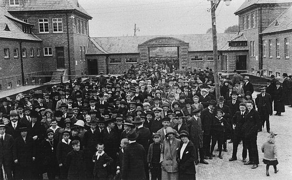 Die Fabrikeinweihung fand ein Jahr nach dem Richtfest statt, September 1924. Bild: Stadtmuseum Oldenburg.