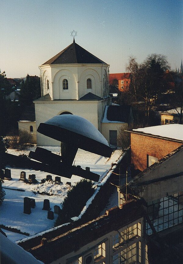 Blick auf die Trauerhalle aus Richtung Dragonerstr am 31.01.1996. Bild: Stadtmuseum Oldenburg