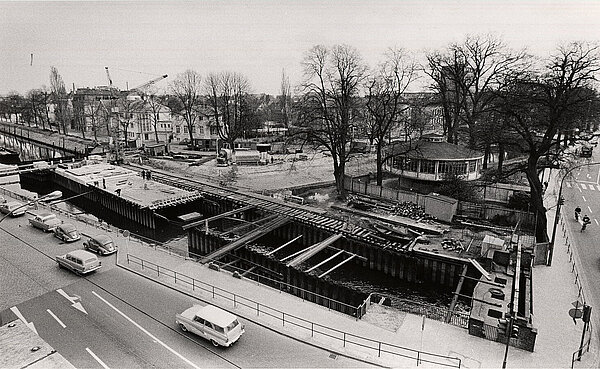 Das Hafenbecken wird auf einer Länge von 80 Metern übertunnelt, 1962/63, Bild: Stadtmuseum Oldenburg/Günter Nordhausen.