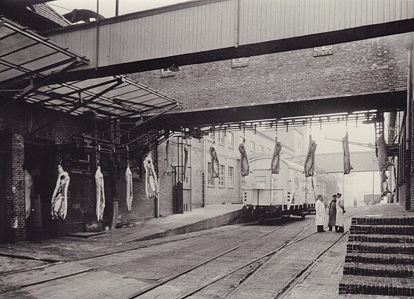 Rinderhälften werden mit der Hochbahn ins Kühlhaus transportiert, Datum unbekannt. Bild: Stadtmuseum Oldenburg.