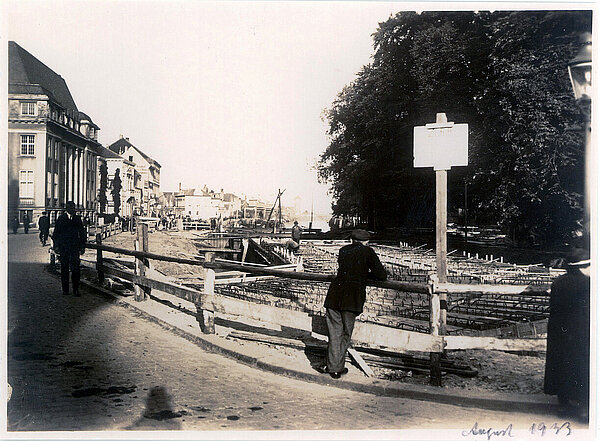 1933/34 wurde erstmals ein Teil des Hafenbeckens überbaut, links die Oldenburgische Landesbank, 1933, Bild: Stadtmuseum Oldenburg.