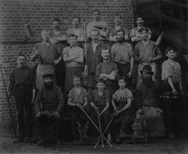 Glasmacher um 1890 in der Oldenburger Glashütte; Foto: Stadtmuseum