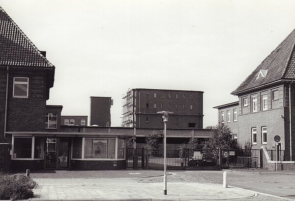 Toreinfahrt und ehemaliges Pförtnerhaus in der Zeit des Leerstandes der Fleiwa, 8.10.1995. Bild: Stadtmuseum Oldenburg/F. Precht.