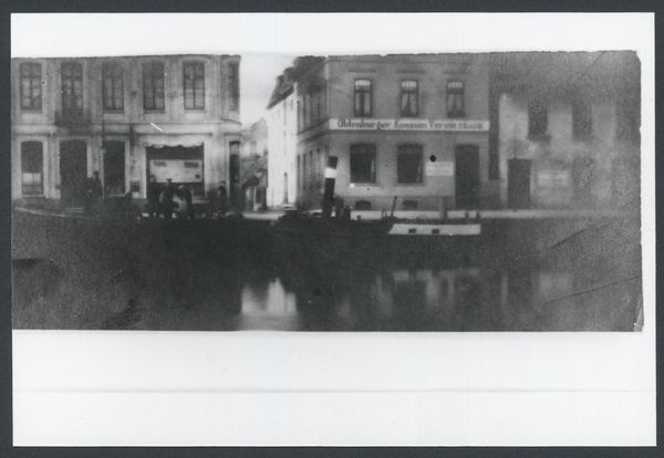 Ansicht eines Dampfers am Stau. Im Hintergrund (Mitte) das Hauptkontor und Zentrallager des Oldenburger Konsumvereins an der damaligen Adresse Stau 11 (heute Stau 19), 1920, Foto: Stadtmuseum Oldenburg