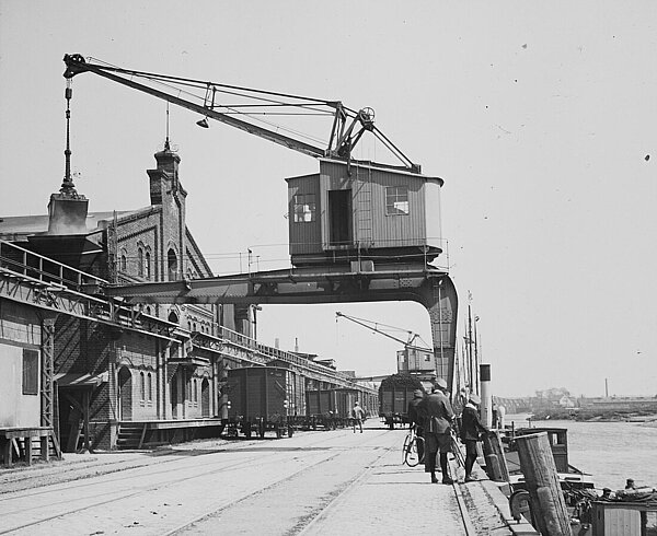 Von der Hafenstraße reicht der Blick bis zur Eisenbahnbrücke, die bis zu ihrer Zerstörung am Ende des Zweiten Weltkriegs eine Drehbrücke gewesen ist (1920er Jahre). Foto: Stadtmuseum Oldenburg