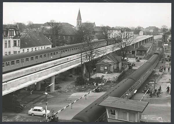 Während der Bahnhochlegung fuhren die Züge noch ebenerdig, um 1966, Foto: Stadtmuseum Oldenburg