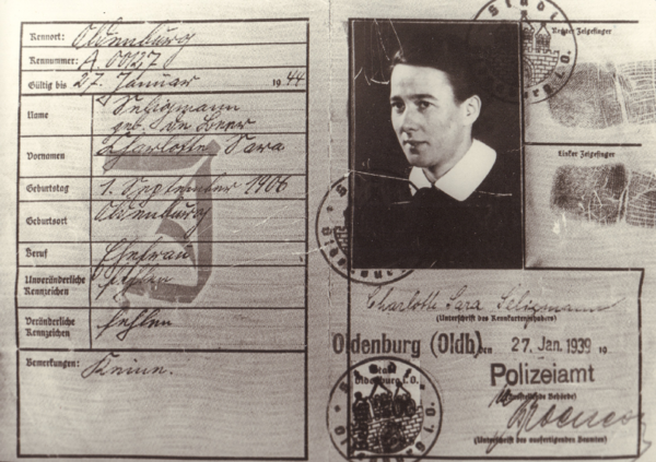 Mit diesem Personalausweis trat Charlotte 1939 die Flucht nach Südamerika an. Bild: Stadtmuseum Oldenburg/Slg. Friederichsen