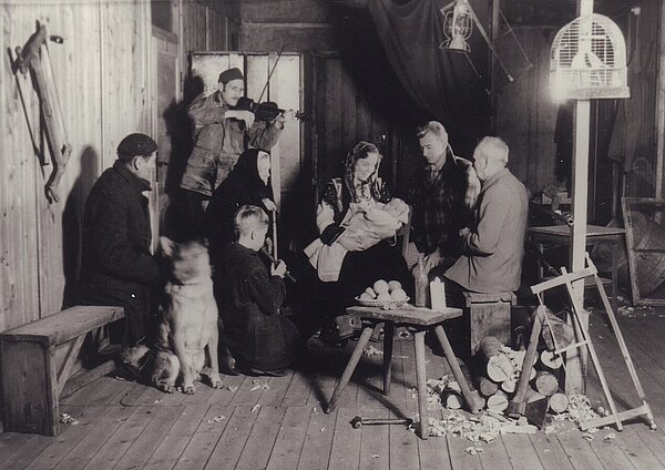 Lettische Kolonie Rennplatzsiedlung: Krippenspiel im Badehaus, Weihnachten 1957. Foto: Hermann Sokolowsky/Stadtmuseum Oldenburg.