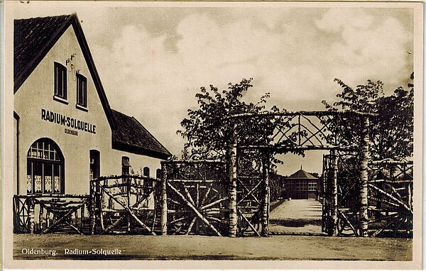 Der Eingang zur Solquelle. Im Hintergrund ist der Pavillon zu sehen, um 1929. Bild: Stadtmuseum Oldenburg.