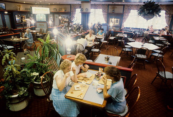 Zur Stärkung vor oder nach dem Einkauf: ein Besuch im Restaurant, um 1985. Foto: Stadtmuseum Oldenburg