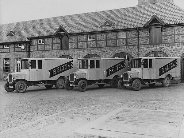 Der Fuhrpark der Bölts AG, 1926. Bild: Stadtmuseum Oldenburg/Gustav Tahl.