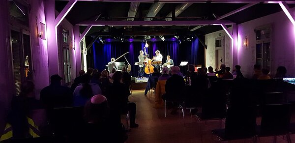 Innenansicht des Zuschauerraums während einer Jazzsession im Wilhelm 13. Bild: Musik und Literatur für Oldenburg e.V.