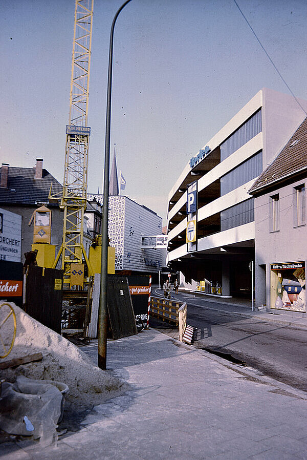 Neues Parkhaus Ritterstraße gegenüber von Horten nach dem Abriss des Druck- und Verlagshauses Stalling, 1967. Foto: Stadtmuseum Oldenburg/Wolfgang Meyer
