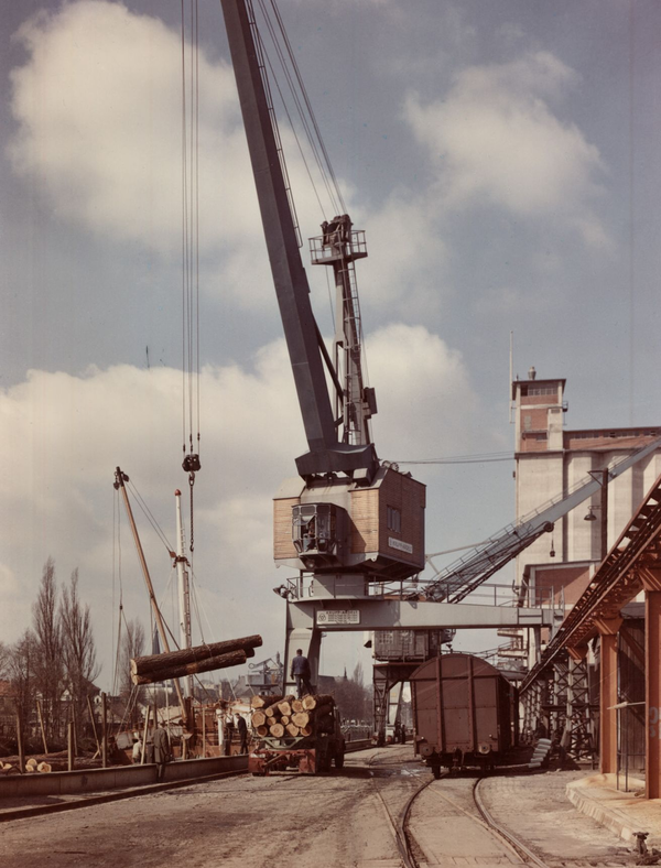 Anfang der 1960er Jahre wurden die Laufschienen der Kranbahnen neu gelegt und zwei neue Kräne installiert, um 1965, Foto: Stadtmuseum Oldenburg