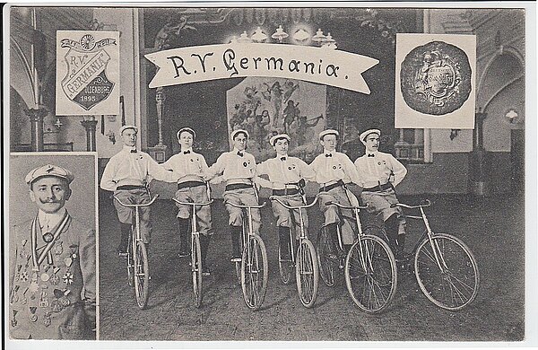 Eine Gruppe von Kunstradfahrern des RV Germania Oldenburg 1895 im Saal der „Rudelsburg“, undatiert, Bild: alt-oldenburg.de. 