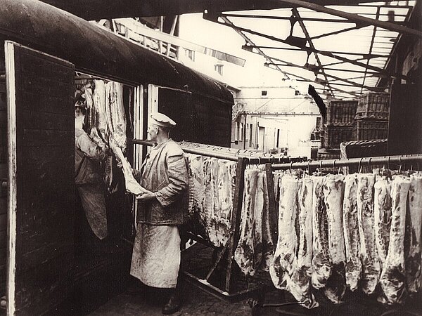 Auf der Laderampe verladen Fleiwa-Mitarbeiter Fleisch für den Transport in Kühlwagen, um 1930. Bild: Stadtmuseum Oldenburg.