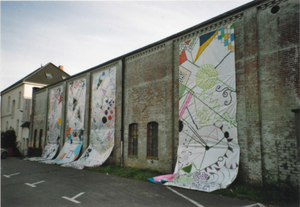 Zeichenfestival „ausgezeichnet!“ der Kunstschule Klex mit experimentellen Arbeiten von ca. 120 Schülerinnen und Schülern sowie 20 Studentinnen und Studenten. Seitenansicht der Halle mit Bannern, 2011. Foto: Schlossmuseum Jever/Friedrich Precht