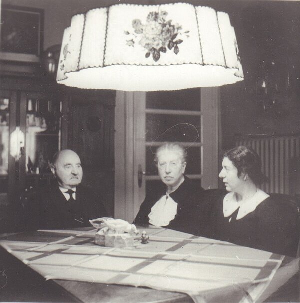 Ehepaar Henny und Siegfried Insel mit Tochter Grete, Hannover 1937. Bild: Stadtmuseum Oldenburg, ehemals Sammlung Friederichsen.