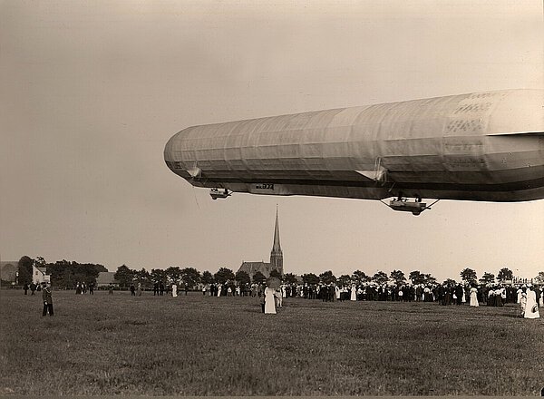 Luftschiff „Viktoria Luise“ über dem Rennplatz in Ohmstede, 1912. Bild: Stadtmuseum Oldenburg.