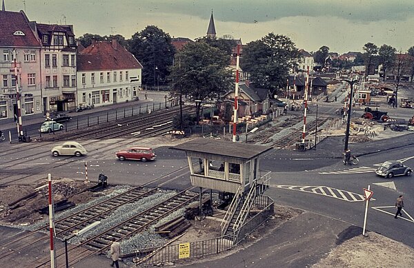 Der Bahnübergang zur Heiligengeiststraße im September 1964 mit dem kurz darauf abgerissenen Eiscafé Chiamulera im Mittelpunkt. Foto: Stadtmuseum Oldenburg/Willy Schröder.