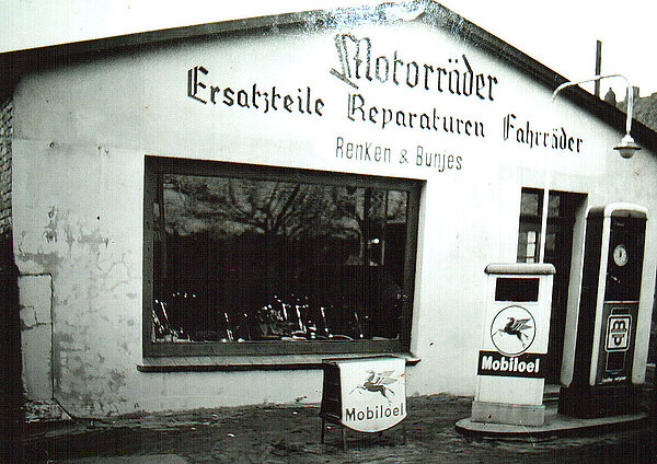 Zweiradfachgeschäft Bunjes mit einer Bürgersteigpumpe, 1956. Bild: Stadtmuseum Oldenburg / Iris Horn. 