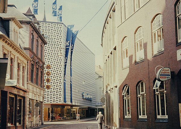 Horten-Neubau mit der Fassade aus „Hortenkacheln“ von der Ritterstraße aus fotografiert, rechts steht noch in der Kurve das Druck- und Verlagshaus Stalling, 1966. Foto: Stadtmuseum Oldenburg/Sammlung Schäfer