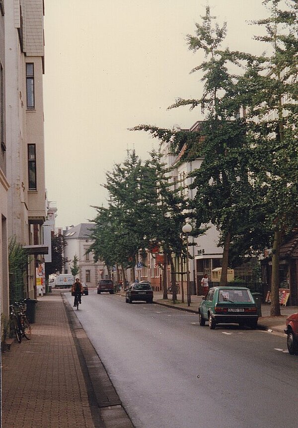 Die Kaiserstraße Blickrichtung Stau im Jahr 1997 vor der Sanierung. Bild: Stadtmuseum Oldenburg / Slg. Schäfer.
