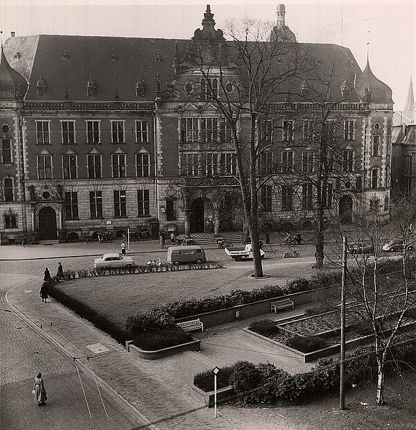  „Rosenplatz“ mit Hauptpostamt im Hintergrund, 1950er Jahre, Bild: Stadtmuseum Oldenburg/Günter Nordhausen. 
