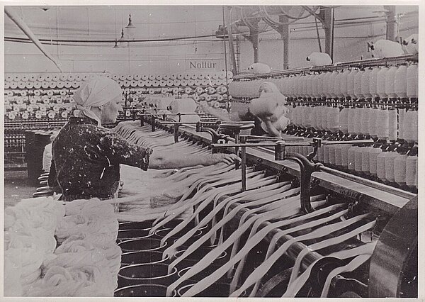 Jetzt bloß nicht den Faden verlieren: Eine Arbeiterin musste über 1000 Spulen im Blick behalten. Foto: Stadtmuseum Oldenburg, Oldenburgisches Staatszeitung.