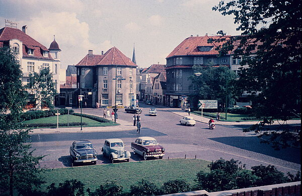 Der ehemalige Standort der Hauptfeuerwache von 1881 am Julius- Mosen -Platz als Parkplatz- und Grünfläche im Jahr 1957. Bild: Stadtmuseum Oldenburg.