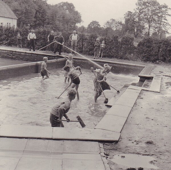 Gemeinsame Reinigungsaktion im Schwimmbecken, 1950er Jahre, Bild: Stadtmuseum Oldenburg/Günter Nordhausen. 