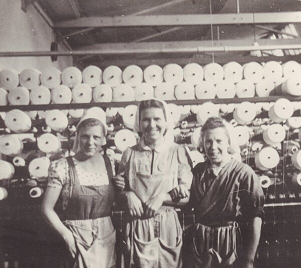 Arbeitskolleginnen an der Zwirnmaschine 1939. Foto: Stadtmuseum Oldenburg.