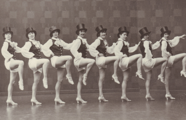 Im OTB war Charlotte nicht nur Mitglied der Tanzgruppe, sondern auch Vorturnerin. Bild: Stadtmuseum Oldenburg/Slg. Friederichsen