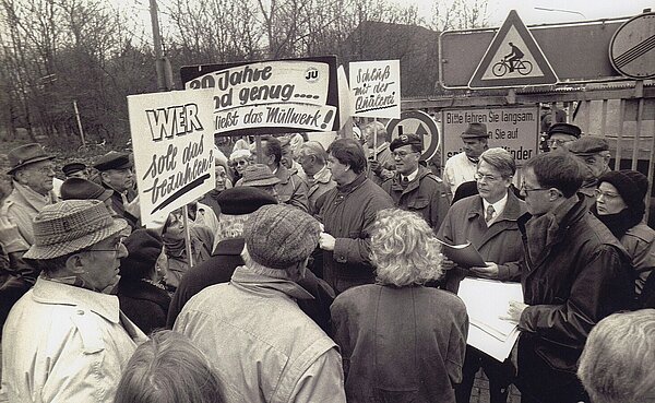 Demonstration vor der Deponie Eidechsenstraße, 1992. Bild: Stadtmuseum Oldenburg/Peter Kreier.