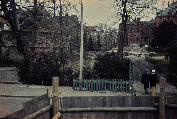 Noch ist der Pulverturm Teil des Schlossgartens: Erste Maßnahmen zum Bau der Straße Schloßwall (1962). Foto: Stadtmuseum Oldenburg/Willy Schröder