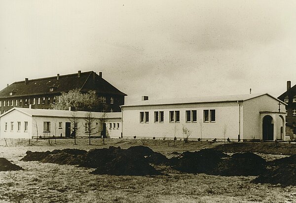 Die Notkirche bei der Städtischen Siedlung Kreyenbrück mit einem Kasernenblock im Hintergrund, 1953, Bild: Stadtmuseum Oldenburg/Josef Tenschert.