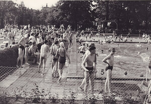 Sommerliches Badevergnügen, um 1965, Bild: Stadtmuseum Oldenburg/Günter Nordhausen.