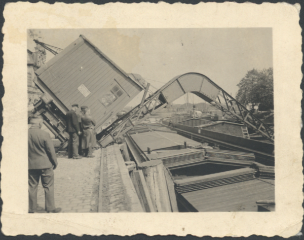 Beim Verladen von Waren ist der Kran aus den Schienen gekippt. Die Binnenschiffe entsprachen zum Zeitpunkt der Aufnahme schon etwa denen, die heute auf der Hunte fahren, 1940er Jahre, Foto: Stadtmuseum Oldenburg