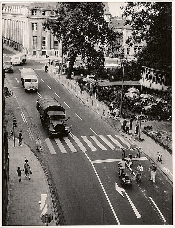 Das „Stautor-Café“ mit Außengastronomie inmitten des Verkehrs, 1960er Jahre, Bild: Stadtmuseum Oldenburg/Günter Nordhausen.  