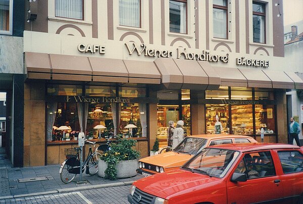 Außenansicht der Wiener Konditorei mit Café an der neuen Adresse Heiligengeiststraße 28, 1987.  Foto: Hans Janßen