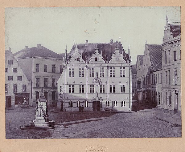 Ein öffentlicher Trinkbrunnen befand sich zwischen 1874 und 1909 auf dem Marktplatz in Oldenburg, 1882. Bild: Stadtmuseum Oldenburg/Kahlmeyer.