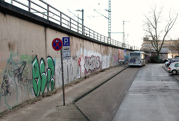 Die Wände am Bundesbahnweg im Sommer 2022 vor der Neugestaltung. Foto: Memur/Institut für Verknüpfung.