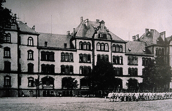 Exerzieren am Pferdemarkt; Repro: Willy Schroeder  Exerzieren am Pferdemarkt um 1915 © Willy Schroeder