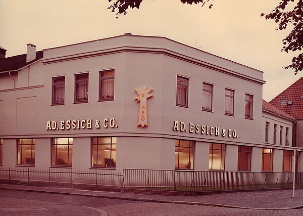 Die Vorderansicht der Druckerei Adolf Essich, ehem. „Rudelsburg“, wenige Jahre vor dem Abriss um 1975, Bild: Stadtmuseum Oldenburg.