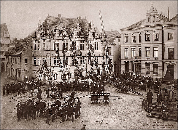 Feuerwehrübung am Oldenburger Rathaus um 1882. Bild: Stadtmuseum Oldenburg/ Hans Dieter Janssen.