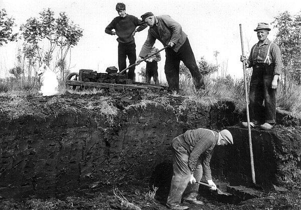 Das undatierte Foto zeigt Torfstecher bei der Arbeit in Eversten. Bild: Stadtmuseum Oldenburg/Slg. Iris Horn.