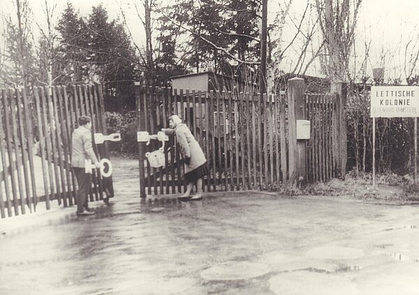 Lettische Kolonie Rennplatzsiedlung: Eingangstor, 1950er Jahre. Foto: Hermann Sokolowsky/Stadtmuseum Oldenburg.