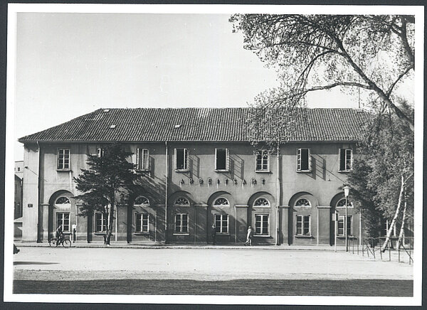 Bis 1956 befand sich das Arbeitsamt im Gebäude des ehemaligen Marstalls. Bild: Stadtmuseum Oldenburg.